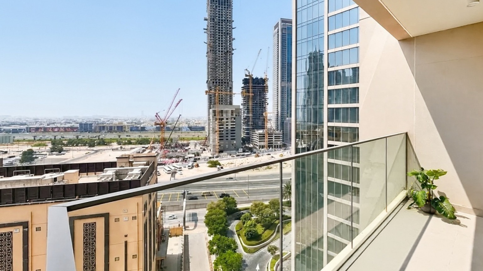 Corner Unit | Big Layout | Downtown | Vacant 3